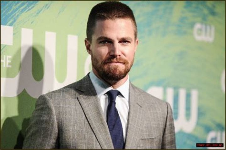 Does Stephen Amell Have A Sibling?