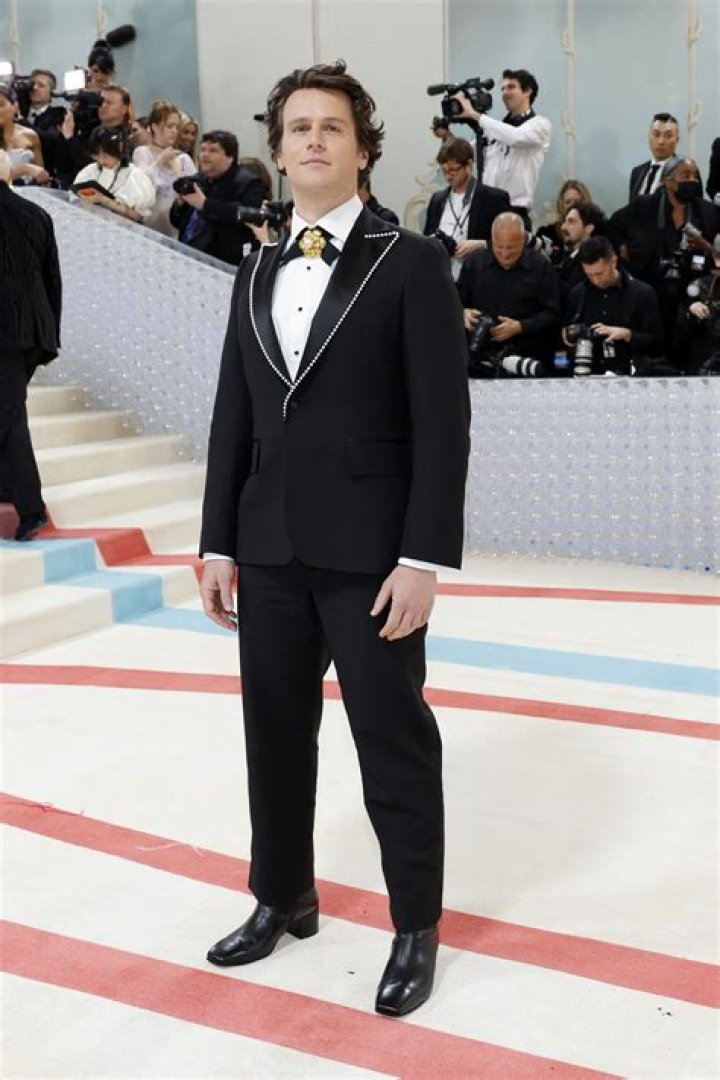 A Comprehensive Guide To Jonathan Groff's Height