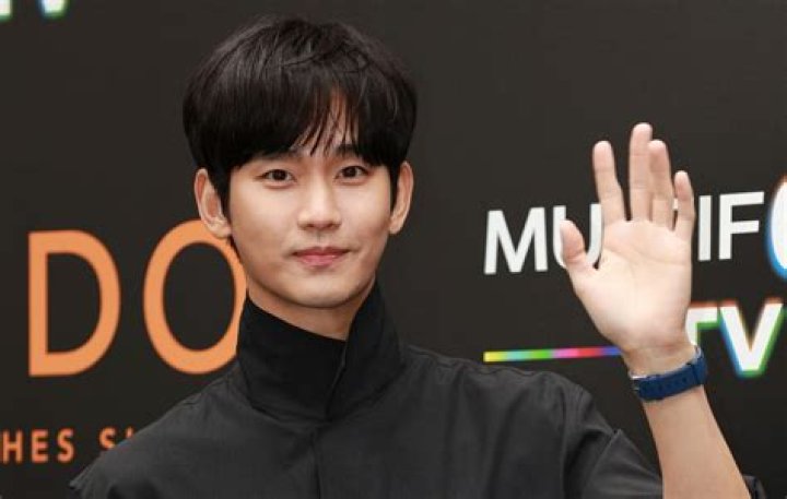 Kim Soo Hyun: Spotted Out And About