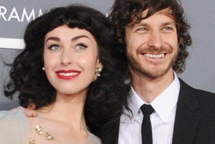 Who Is Kimbra Married To?