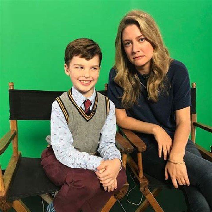 Behind-the-Scenes Of Zoe Perry's Personal Life: Age And Husband Revealed